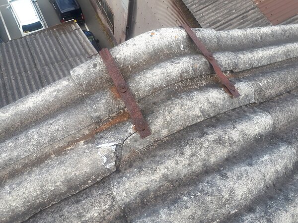 若松区にある工場のスレート屋根の劣化状況の画像
